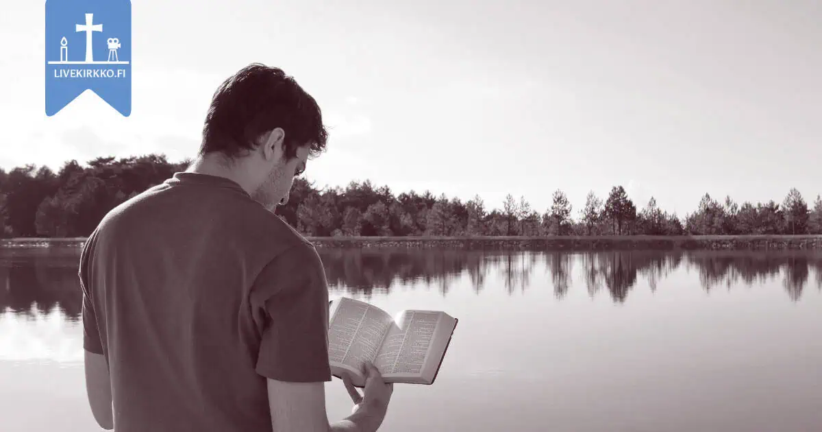 Mustavalkoinen kuva. Kaksi ihmistä tutkivat vierekkäin Raamattua.